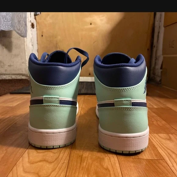 Air Jordan 1 Mid “Blue Mint” - Picture 5 of 11